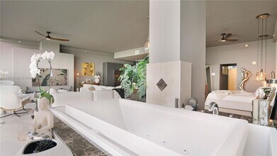 7934 West Dr in North Bay Village, FL - Building Photo - Building Photo