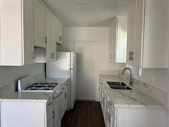 170 Garrett Ave in Chula Vista, CA - Foto de edificio - Building Photo