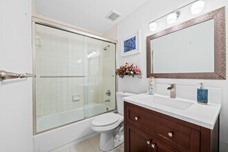 219 NE 17th Ave in Fort Lauderdale, FL - Foto de edificio - Building Photo