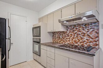 11400 Park Central Pl in Dallas, TX - Building Photo - Building Photo