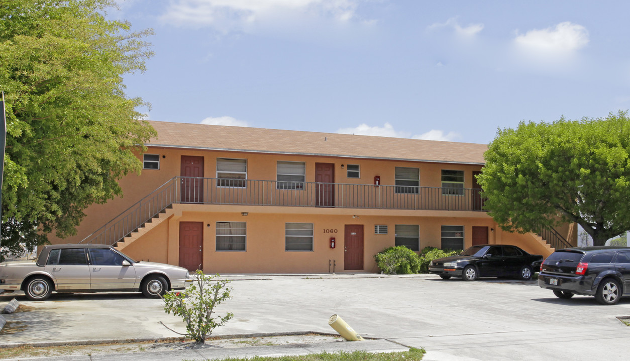 Taylor Apartments in Riviera Beach, FL - Foto de edificio