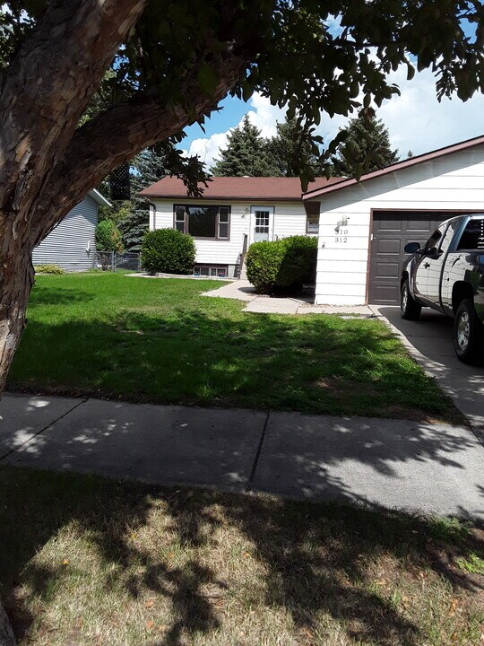 312 N 49th St in Grand Forks, ND - Building Photo