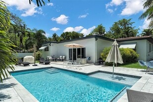 660 NE 121st St in Biscayne Park, FL - Building Photo