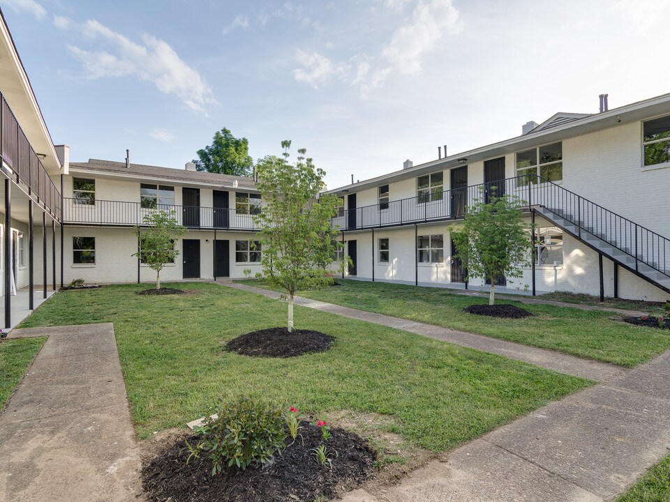 Greenlaw Apartments in Memphis, TN - Building Photo