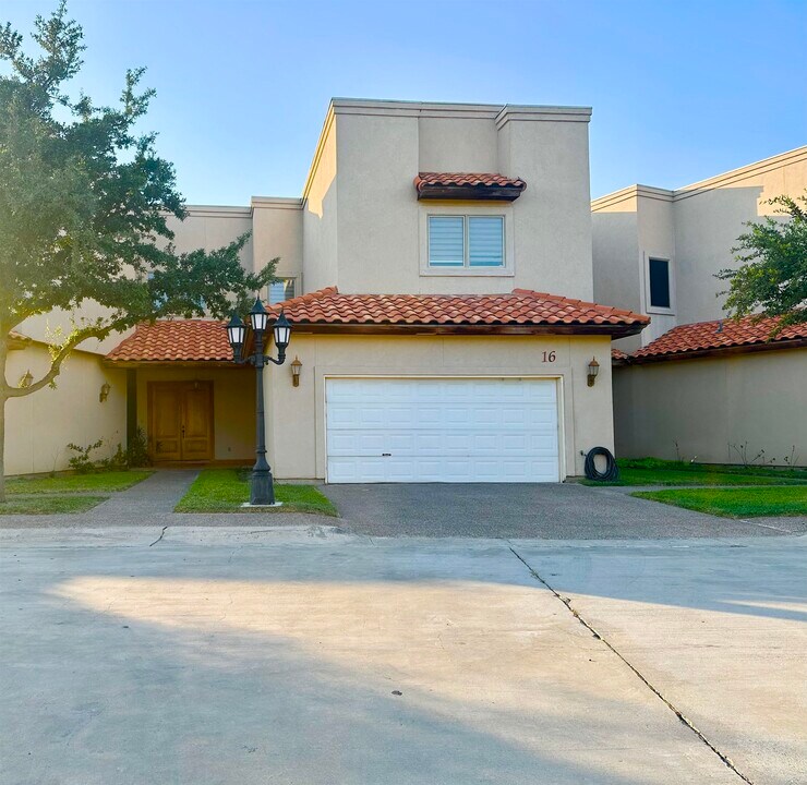 2110 Bermuda Dr in Laredo, TX - Building Photo