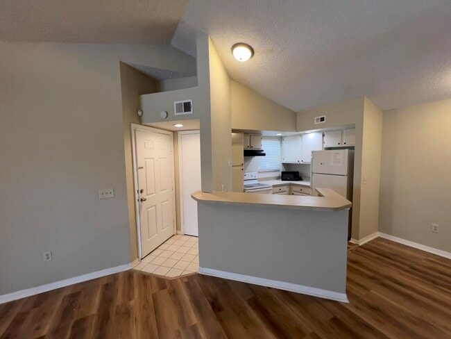 1401 Village Blvd, Unit 221 in West Palm Beach, FL - Foto de edificio - Building Photo