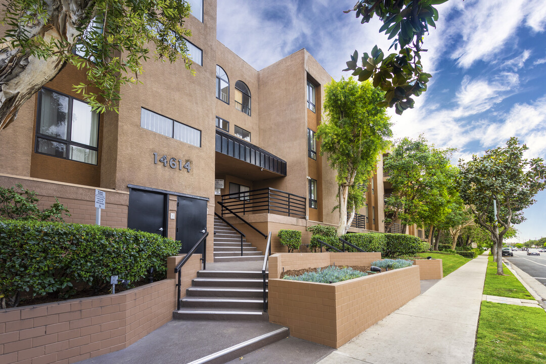 Burbank Gardens in Sherman Oaks, CA - Foto de edificio