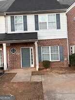325 Brookview Dr in Riverdale, GA - Building Photo