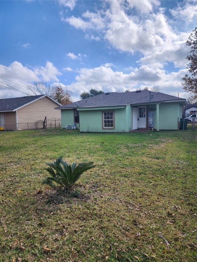 2413 Huntington Dr in Pasadena, TX - Building Photo - Building Photo