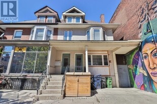 880 College St in Toronto, ON - Building Photo