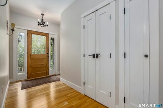 14 Burr Rd in Westport, CT - Building Photo - Building Photo