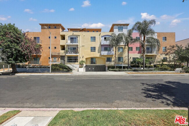 5232 Satsuma Ave-Unit -204 in Los Angeles, CA - Building Photo - Building Photo