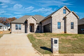 7922 Kanis Pines Dr in Little Rock, AR - Building Photo - Building Photo