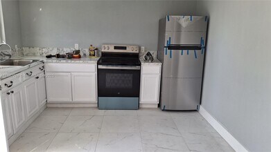 598 E 41st St-Unit -A in Hialeah, FL - Building Photo - Building Photo