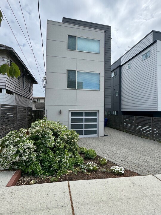 4222 Linden Ave N in Seattle, WA - Building Photo