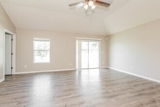 1033 Bains Lake Dr in Jacksonville, FL - Foto de edificio - Building Photo