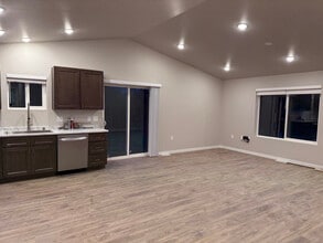 3343 W Middle Rdg Ave in Wasilla, AK - Building Photo - Building Photo