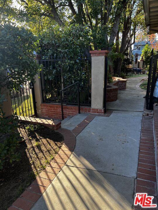 12205 Oxnard St in Los Angeles, CA - Building Photo - Building Photo