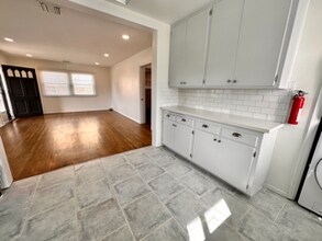 10662 Shoshone Ave in Granada Hills, CA - Building Photo - Building Photo