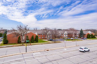 Courtyard Senior Apartment Homes - 55+ in Milwaukee, WI - Foto de edificio - Building Photo