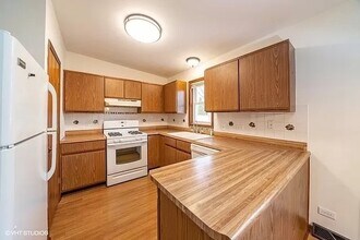 35 Evergreen Rd in Streamwood, IL - Building Photo - Building Photo