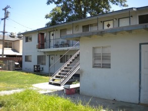 4710 E Huntington Ave in Fresno, CA - Foto de edificio - Building Photo