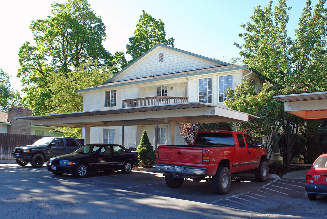 1885 W Overland Rd in Boise, ID - Foto de edificio