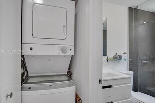 747 Michigan Ave, Unit 202 in Miami Beach, FL - Building Photo