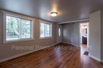 401 W McLoughlin Blvd in Vancouver, WA - Building Photo - Building Photo