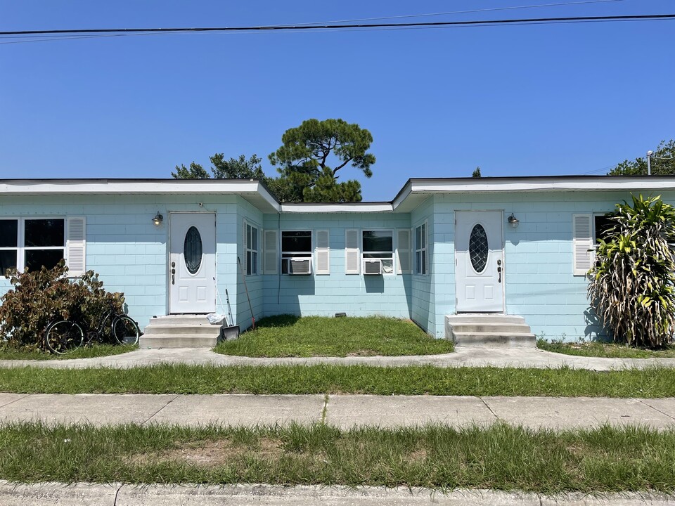 1909 Avenue E in Fort Pierce, FL - Building Photo