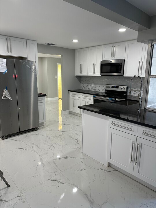 6574 NW 3rd St in Margate, FL - Building Photo