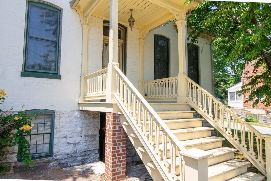 929 N 3rd St in St. Charles, MO - Building Photo