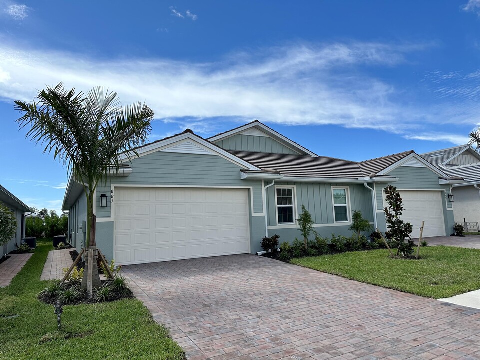 881 Enbrook Lp in Naples, FL - Building Photo