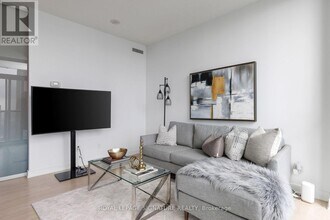 110 Charles St E in Toronto, ON - Building Photo - Building Photo