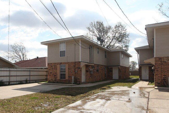 302-310 W Liberaux St in Chalmette, LA - Foto de edificio - Building Photo
