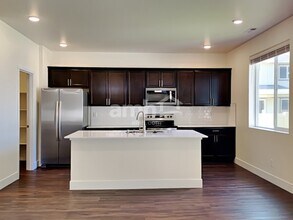 305 Smith Dr in Enumclaw, WA - Foto de edificio - Building Photo