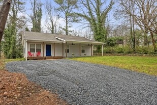 855 Dodge St S E in Smyrna, GA - Building Photo