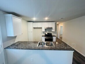 9015 Little Hoss in Converse, TX - Foto de edificio - Building Photo