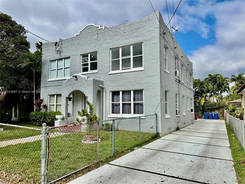 2369 NW Flagler Terrace in Miami, FL - Building Photo