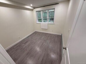 43-13 65th St in Queens, NY - Foto de edificio - Building Photo