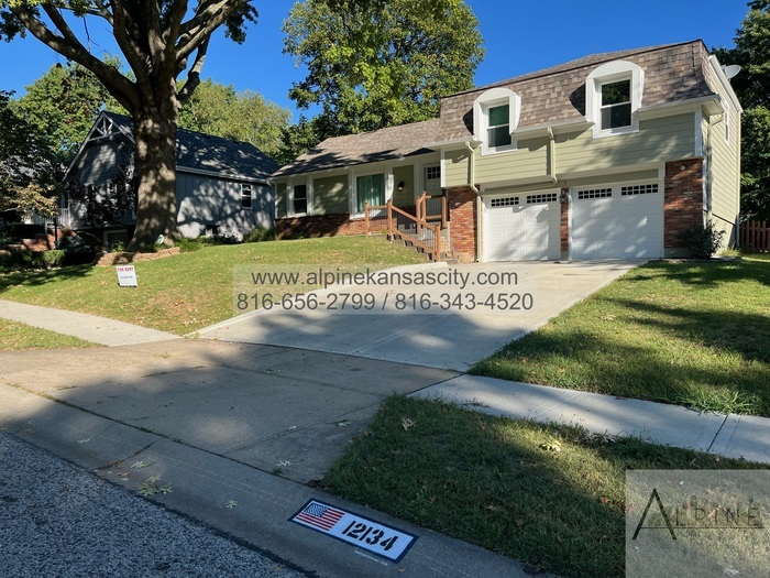 12134 W 99th Terrace in Lenexa, KS - Building Photo