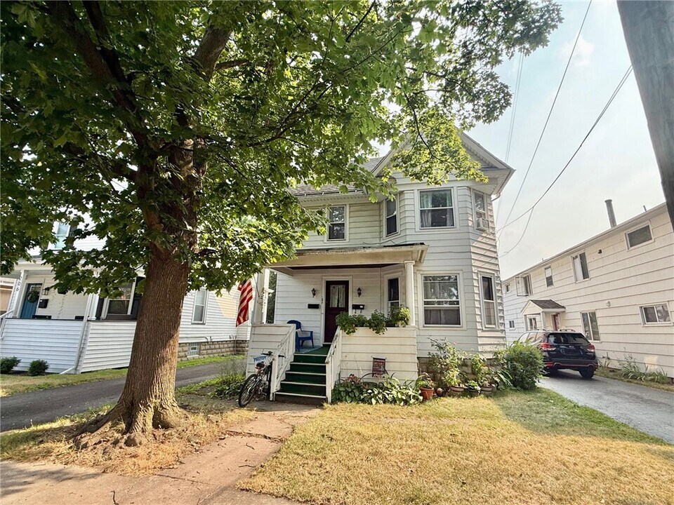 204 E Elm St in East Rochester, NY - Building Photo