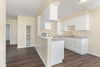 811 Gardenia Ave in Long Beach, CA - Building Photo - Building Photo