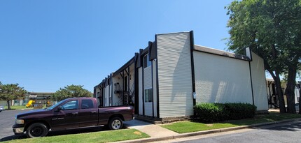 Wood Creek Apartments in Tulsa, OK - Building Photo - Building Photo