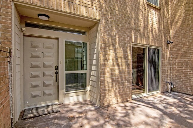 2066 Augusta Dr in Houston, TX - Building Photo - Building Photo