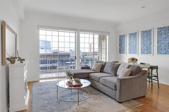 3225 Turtle Creek Blvd, Unit 1042 in Dallas, TX - Building Photo - Building Photo