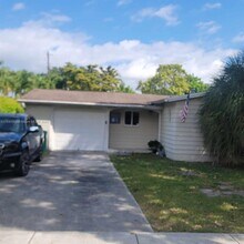 8475 SW 43rd St in Miami, FL - Building Photo - Building Photo