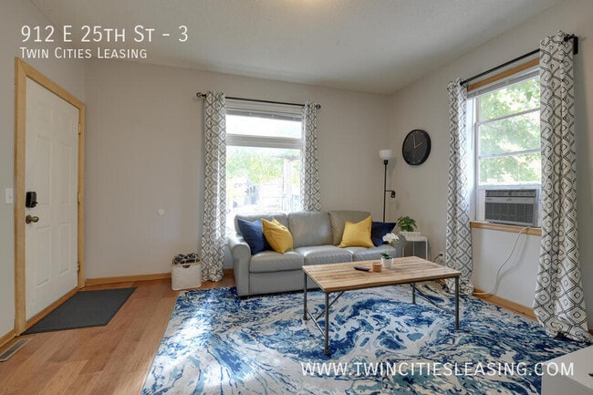 912 E 25th St in Minneapolis, MN - Foto de edificio - Building Photo