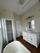 410 Nun St, Unit Upstairs in Wilmington, NC - Foto de edificio - Building Photo