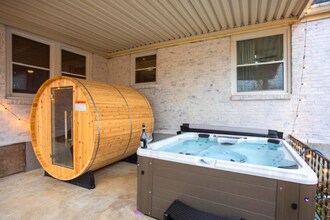 2314 Deerwood Rd in Nashville, TN - Foto de edificio - Building Photo